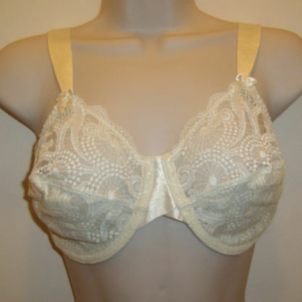 Vintage Beautifully Designed lace and bow sexy ivory cream bra size 38D
